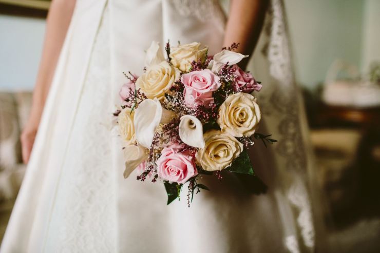 lancio del bouquet da sposa