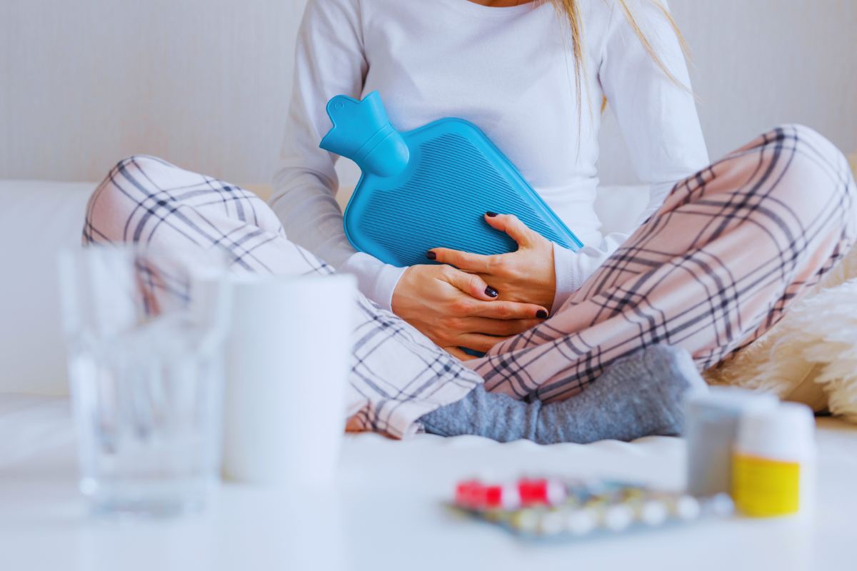 borsa acqua calda tra le mani di una donna